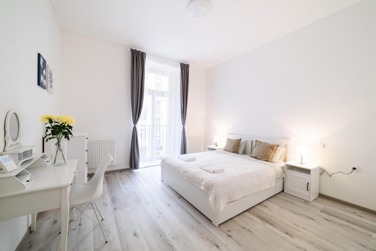 New Apartments Near Dancing House 프라하 외부 사진