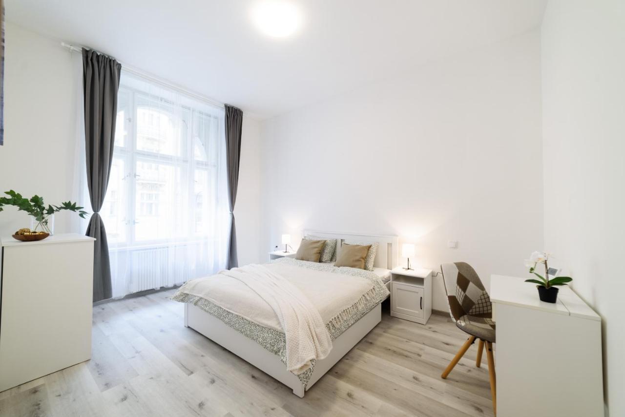 New Apartments Near Dancing House 프라하 외부 사진
