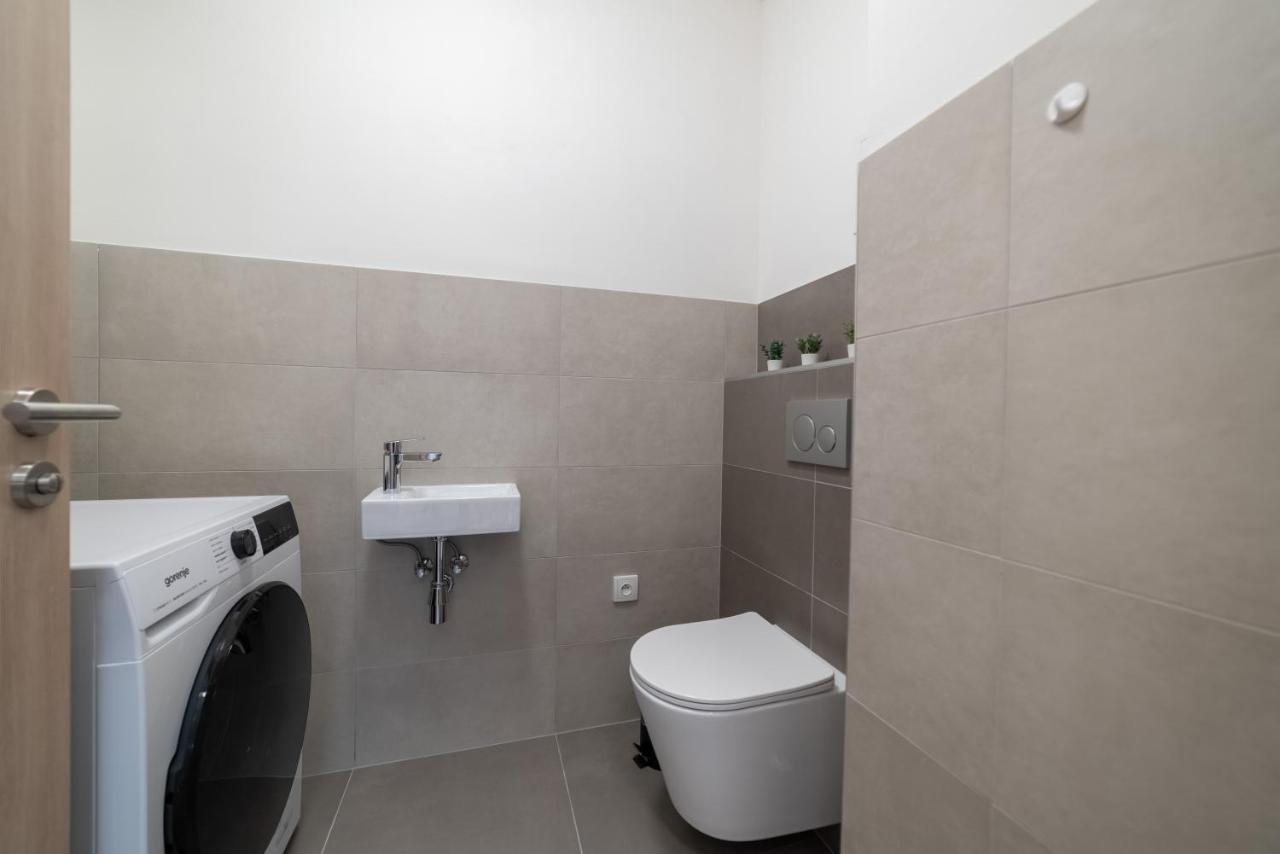 New Apartments Near Dancing House 프라하 외부 사진