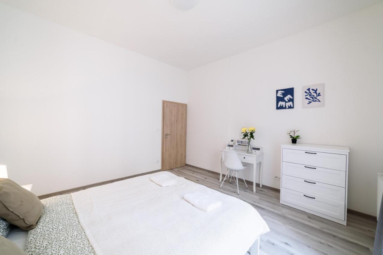 New Apartments Near Dancing House 프라하 외부 사진